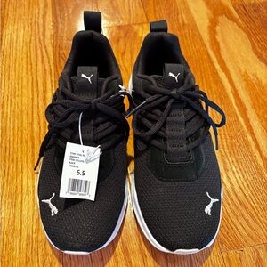 NWT Women’s Puma Sneakers